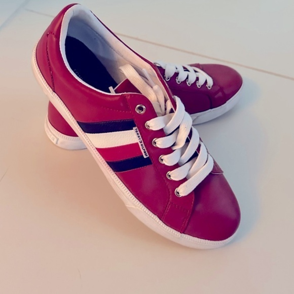 NEARLY NEW Tommy Hilfiger Sneakers